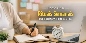 Pessoa escrevendo em um caderno em mesa organizada com laptop e relógio