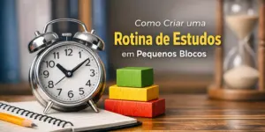 Relógio, caderno e blocos coloridos em mesa com foco em rotina de estudos