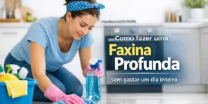 Mulher limpando o chão com esponjas e balde próximo em cozinha moderna