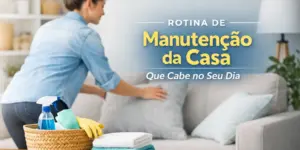 Mulher arrumando o sofá com itens de limpeza em um ambiente organizado