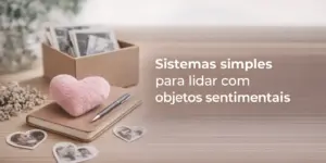 Coração rosa em notebook marrom com flores, objetos sentimentais e frase motivadora