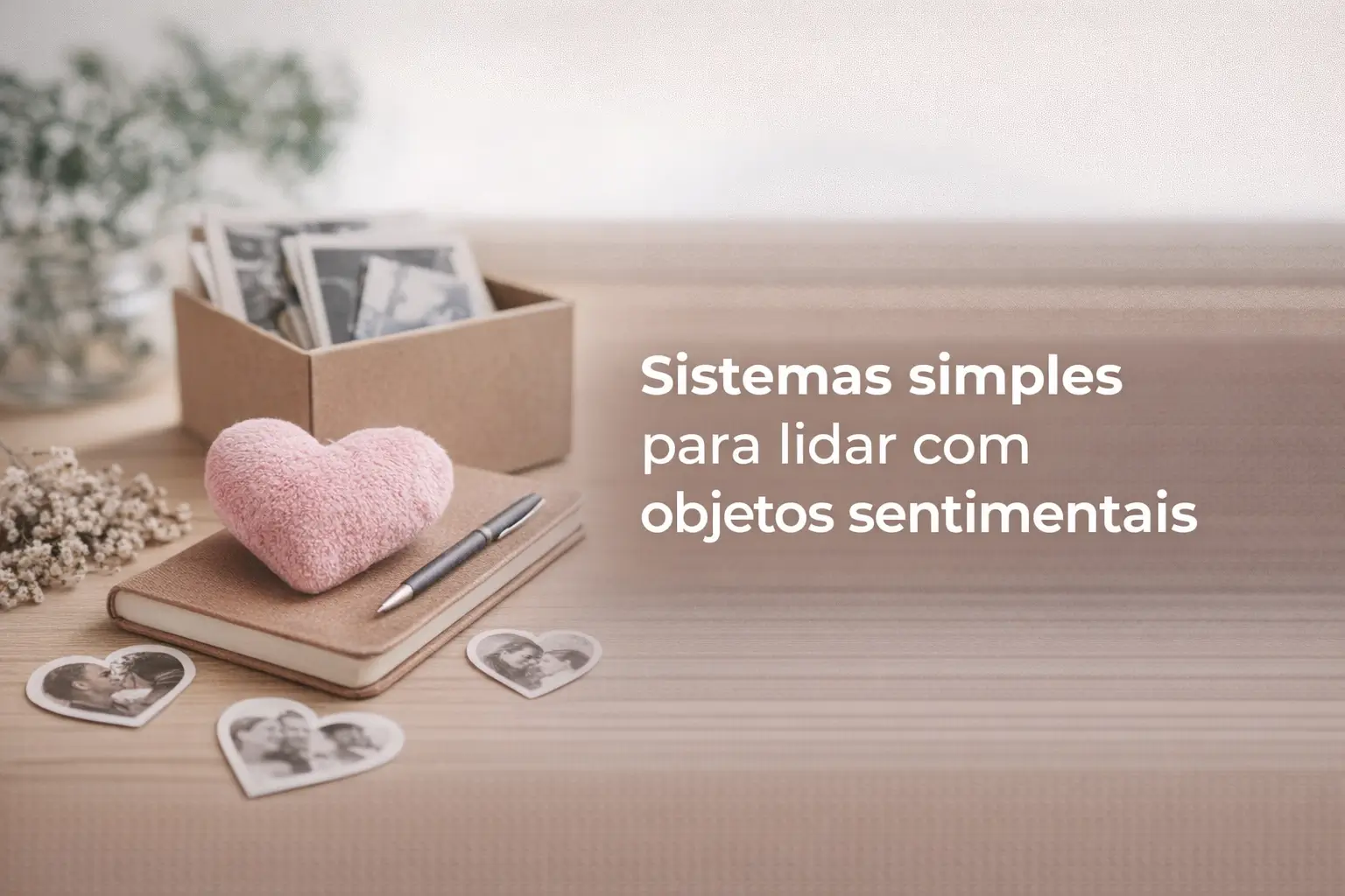 Coração rosa em notebook marrom com flores, objetos sentimentais e frase motivadora