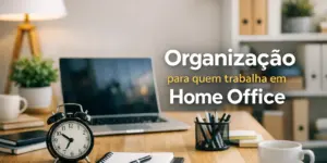 Mesa de home office com laptop, relógio e texto: Organização para quem trabalha em Home Office.