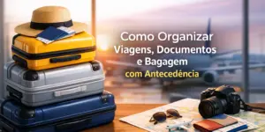 Mala colorida com chapéu de palha e documentos em mesa com mapa e aeroporto ao fundo em 2026