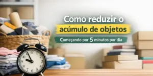 Relógio vintage preto em mesa com roupas dobradas e cesto, destacando organização