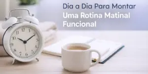 Cena de manhã tranquila com relógio vintage, café e bloco de notas em mesa de madeira