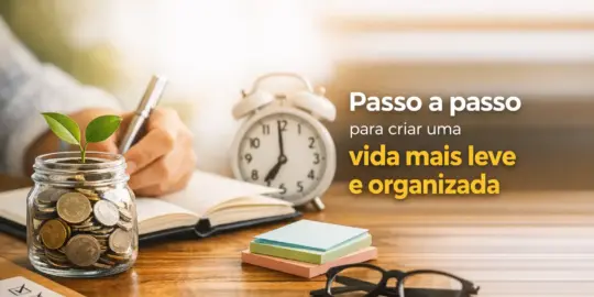 Pote com moedas, planta, caderno e alarm clock em ambiente de trabalho acolhedor
