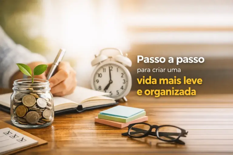 Pote com moedas, planta, caderno e alarm clock em ambiente de trabalho acolhedor